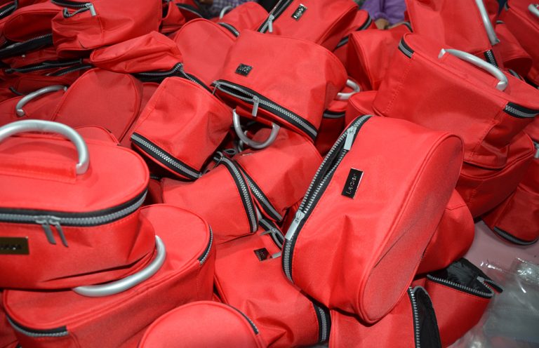 Bolsas de maquillaje para hombres y mujeres: revelando la elegancia europea